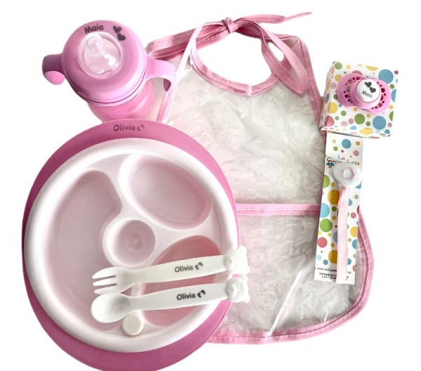 Set Maternal: plato y cubiertos personalizados (con babero plástico),  mamadera personalizada, chupete y portachupete personalizado.-
